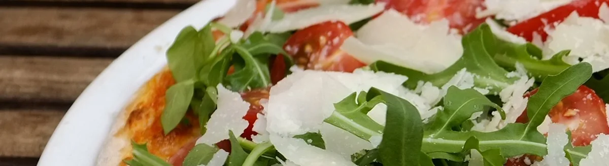 Pizza with rocket and tomatoes